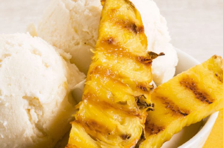 postre-de-piña-grillada-con-helado-de-vainilla